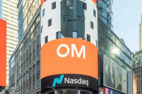 紐約時代廣場的 Nasdaq 大樓，圓柱形螢幕下方可見 Nasdaq 標誌